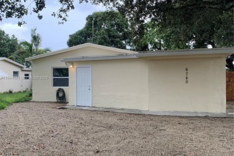 House in Hollywood, Florida 3 bedrooms, 114.08 sq.m. № 2000857