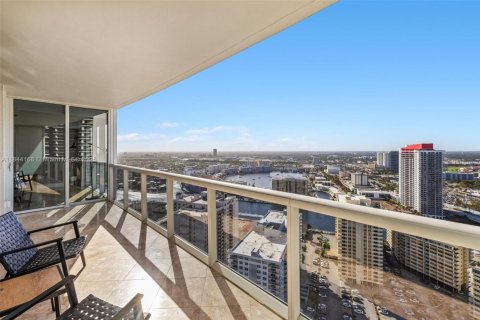 Condominio en alquiler en Hallandale Beach, Florida, 3 dormitorios, 145.95 m2 № 1888935 - foto 2