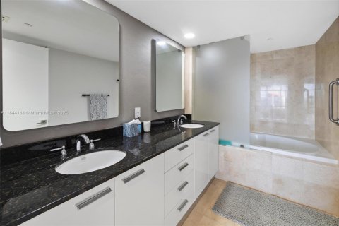 Condominio en alquiler en Hallandale Beach, Florida, 3 dormitorios, 145.95 m2 № 1888935 - foto 24