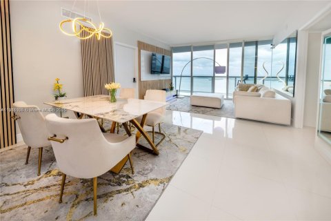 Condominio en alquiler en Miami, Florida, 2 dormitorios, 121.98 m2 № 1967186 - foto 14