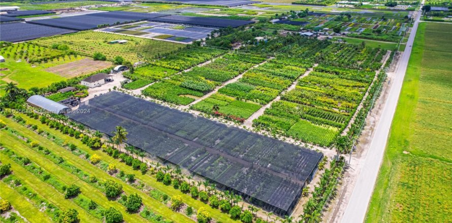 Commercial property in Miami, Florida № 1698084