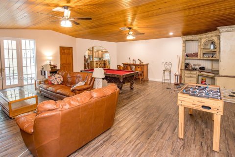 House in Fort Lauderdale, Florida 7 bedrooms, 536.51 sq.m. № 2068659 - photo 27