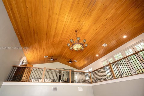 House in Fort Lauderdale, Florida 7 bedrooms, 536.51 sq.m. № 2068659 - photo 13