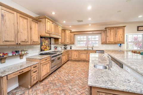 House in Fort Lauderdale, Florida 7 bedrooms, 536.51 sq.m. № 2068659 - photo 22