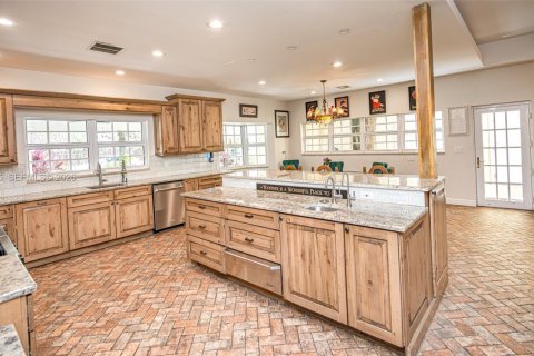 House in Fort Lauderdale, Florida 7 bedrooms, 536.51 sq.m. № 2068659 - photo 14