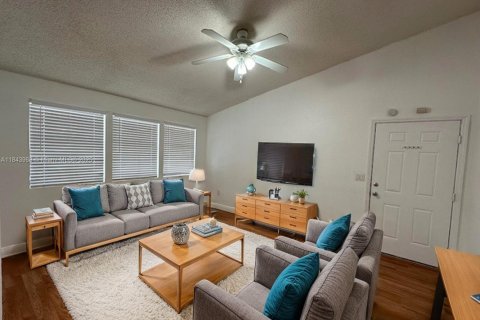 Condo in Miami, Florida, 2 bedrooms № 2013463 - photo 4