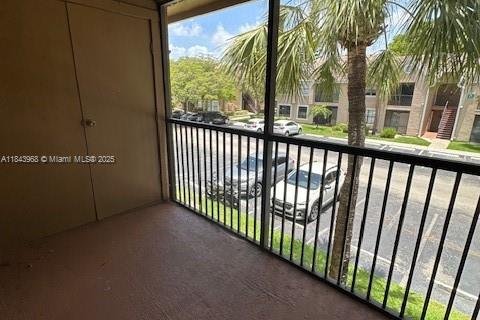 Condo in Miami, Florida, 2 bedrooms № 2013463 - photo 17