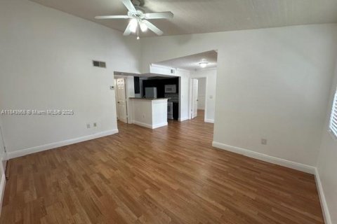 Condo in Miami, Florida, 2 bedrooms № 2013463 - photo 9