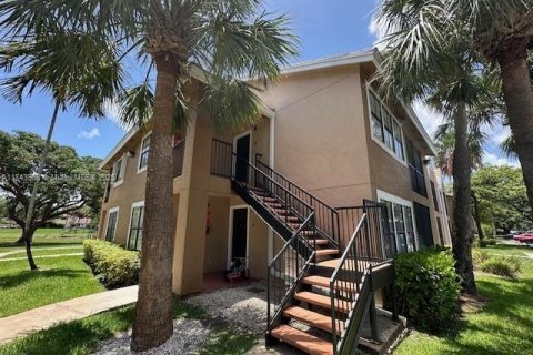 Condo in Miami, Florida, 2 bedrooms № 2013463 - photo 2