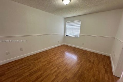 Condo in Miami, Florida, 2 bedrooms № 2013463 - photo 11