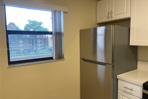 Condo in Miramar, Florida, 2 bedrooms № 2078043 - photo 15