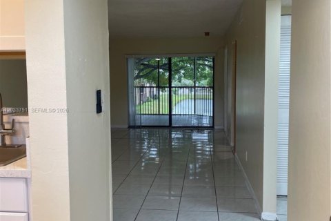 Condo in Miramar, Florida, 2 bedrooms № 2078043 - photo 3