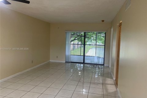 Condo in Miramar, Florida, 2 bedrooms № 2078043 - photo 2