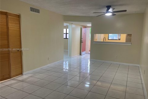 Condo in Miramar, Florida, 2 bedrooms № 2078043 - photo 5