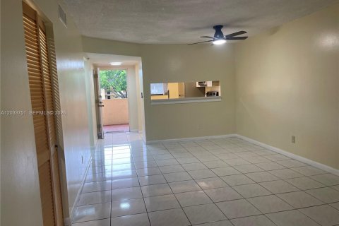 Condo in Miramar, Florida, 2 bedrooms № 2078043 - photo 4