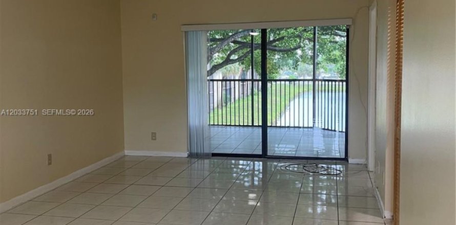 Condo in Miramar, Florida, 2 bedrooms № 2078043