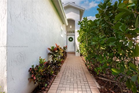 House in Weston, Florida 3 bedrooms, 138.89 sq.m. № 1804423 - photo 2
