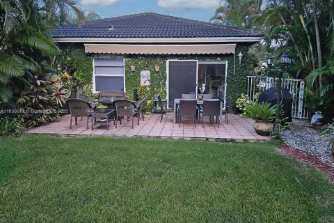 House in Weston, Florida 3 bedrooms, 138.89 sq.m. № 1804423 - photo 8