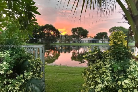House in Weston, Florida 3 bedrooms, 138.89 sq.m. № 1804423 - photo 14
