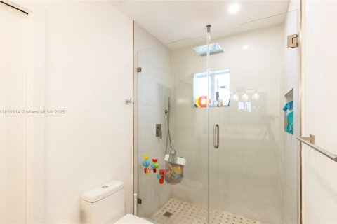 Casa en venta en Miami Springs, Florida, 4 dormitorios, 225.57 m2 № 1819958 - foto 19