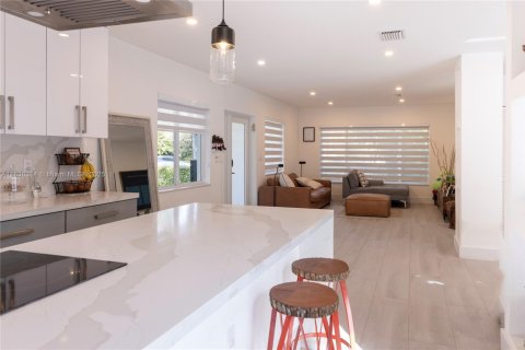 Casa en venta en Miami Springs, Florida, 4 dormitorios, 225.57 m2 № 1819958 - foto 4
