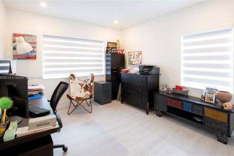 Casa en venta en Miami Springs, Florida, 4 dormitorios, 225.57 m2 № 1819958 - foto 13