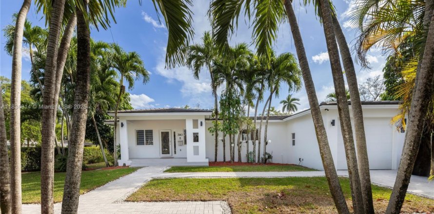 Casa en Miami Springs, Florida 4 dormitorios, 225.57 m2 № 1819958