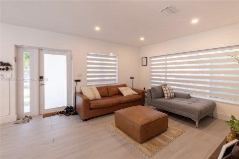 Casa en venta en Miami Springs, Florida, 4 dormitorios, 225.57 m2 № 1819958 - foto 3