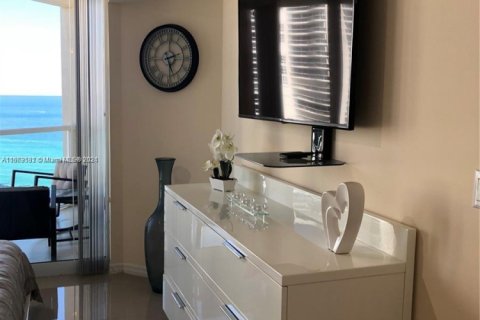 Condo in Sunny Isles Beach, Florida, 1 bedroom  № 2015221 - photo 16