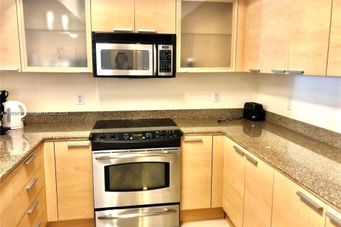 Condo in Sunny Isles Beach, Florida, 1 bedroom  № 2015221 - photo 9