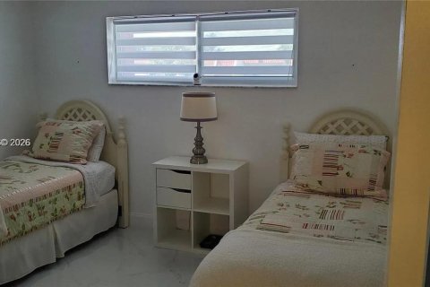 Condo in Pembroke Pines, Florida, 2 bedrooms  № 2170929 - photo 7