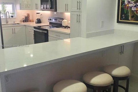 Condo in Pembroke Pines, Florida, 2 bedrooms  № 2170929 - photo 2