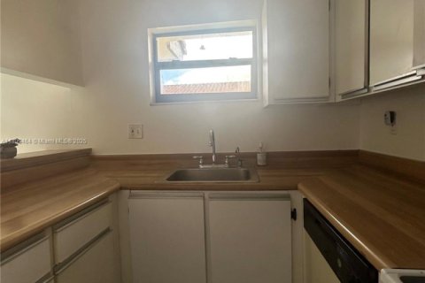 Townhouse in Hialeah, Florida 3 bedrooms, 130.06 sq.m. № 1934277 - photo 13