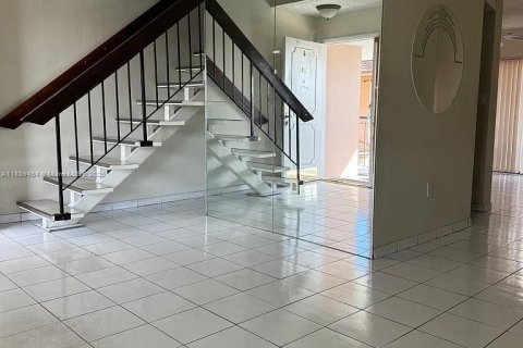 Townhouse in Hialeah, Florida 3 bedrooms, 130.06 sq.m. № 1934277 - photo 2