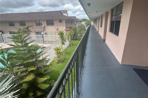 Townhouse in Hialeah, Florida 3 bedrooms, 130.06 sq.m. № 1934277 - photo 15