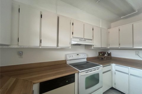 Townhouse in Hialeah, Florida 3 bedrooms, 130.06 sq.m. № 1934277 - photo 14