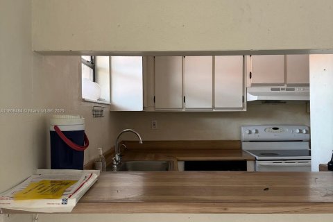 Townhouse in Hialeah, Florida 3 bedrooms, 130.06 sq.m. № 1934277 - photo 4