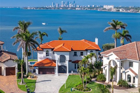 Casa en venta en Saint Petersburg, Florida, 4 dormitorios, 387.22 m2 № 1622590 - foto 1