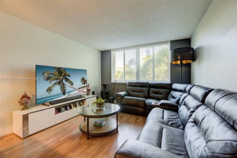 Condo in Coral Springs, Florida, 2 bedrooms  № 1971721 - photo 6