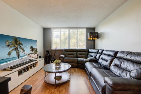 Condo in Coral Springs, Florida, 2 bedrooms  № 1971721 - photo 5