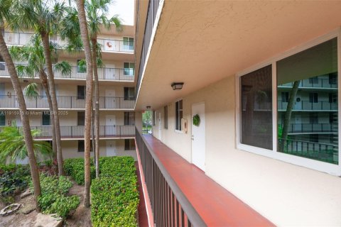 Condo in Coral Springs, Florida, 2 bedrooms  № 1971721 - photo 26