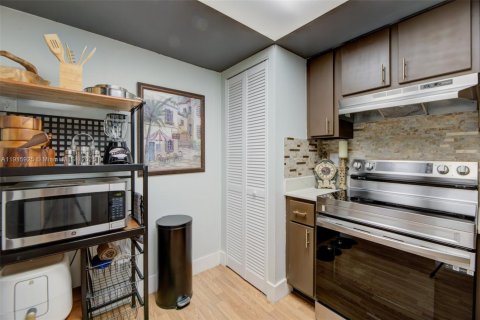 Condo in Coral Springs, Florida, 2 bedrooms  № 1971721 - photo 11