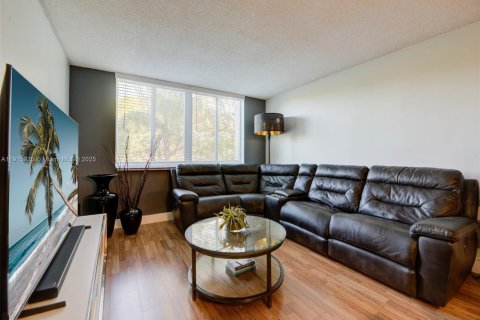 Condo in Coral Springs, Florida, 2 bedrooms  № 1971721 - photo 4