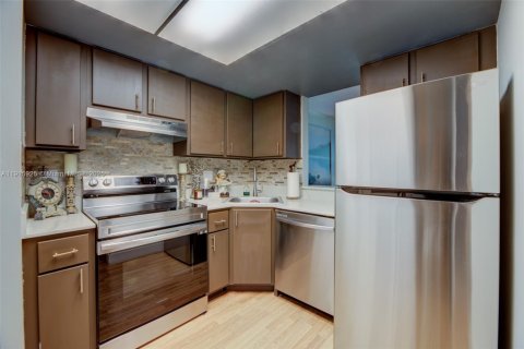 Condo in Coral Springs, Florida, 2 bedrooms  № 1971721 - photo 13