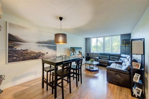 Condo in Coral Springs, Florida, 2 bedrooms  № 1971721 - photo 8