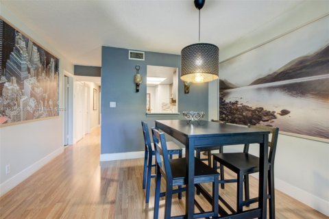 Condo in Coral Springs, Florida, 2 bedrooms  № 1971721 - photo 9