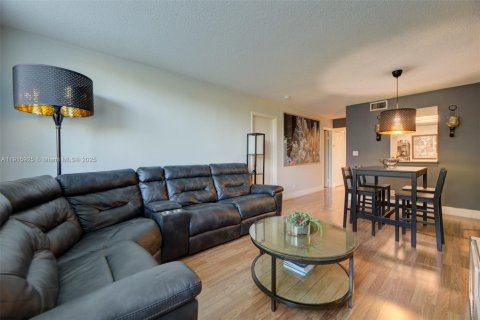 Condo in Coral Springs, Florida, 2 bedrooms  № 1971721 - photo 7