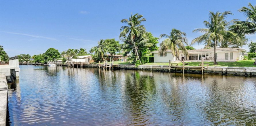 House in Fort Lauderdale, Florida 2 bedrooms, 162.86 sq.m. № 2392768