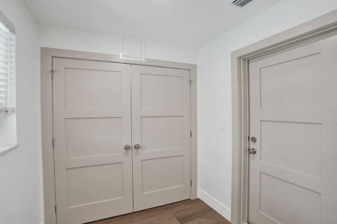 House in Fort Lauderdale, Florida 2 bedrooms, 162.86 sq.m. № 2392768 - photo 9