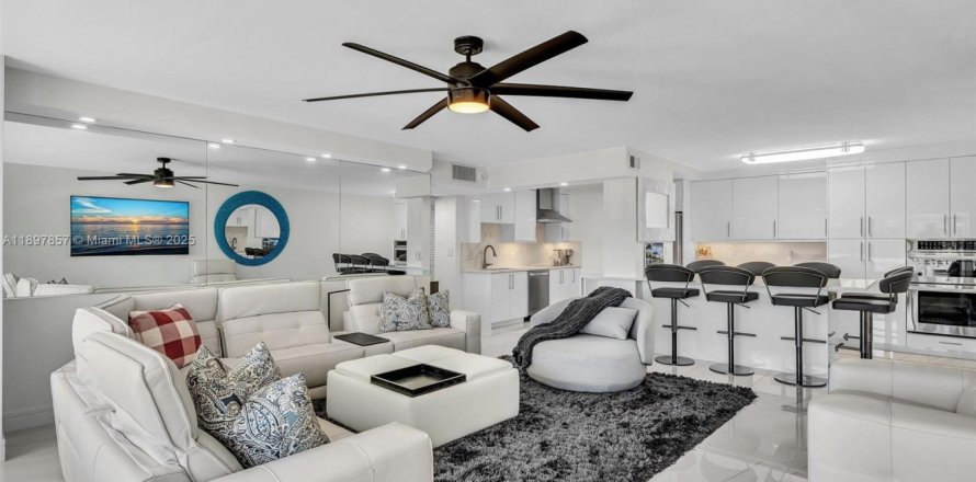 Condominio en Pompano Beach, Florida, 3 dormitorios  № 1952375